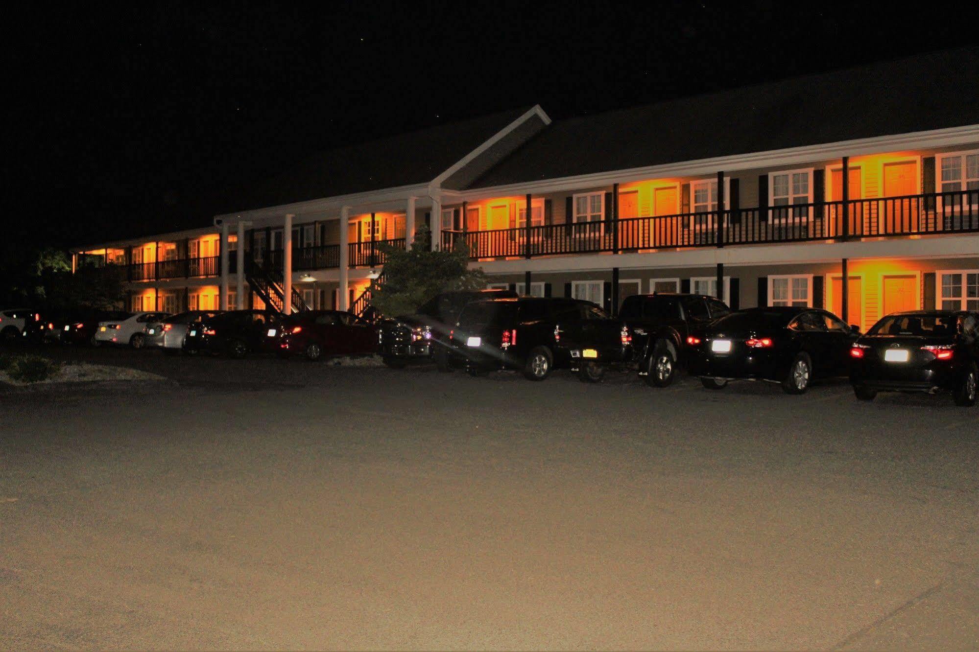 Newbury Inn Brookfield Екстер'єр фото