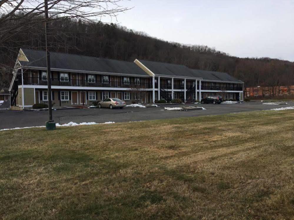 Newbury Inn Brookfield Екстер'єр фото