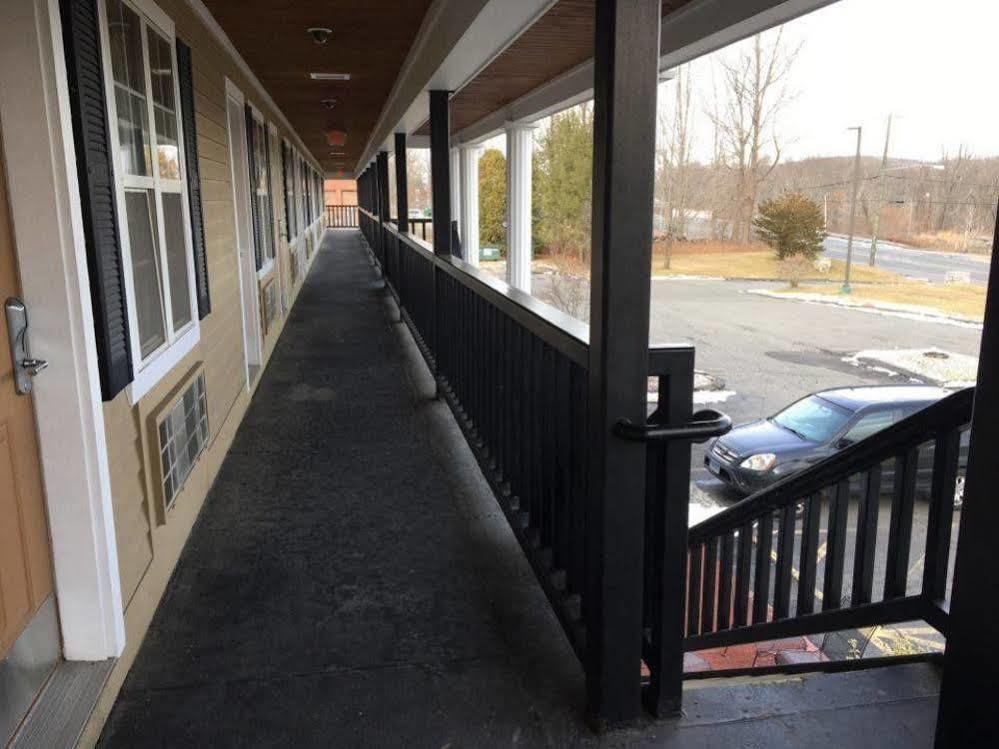 Newbury Inn Brookfield Екстер'єр фото